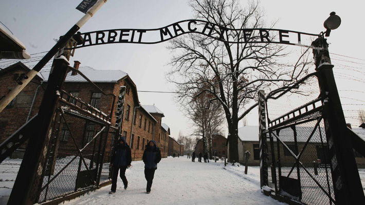 Polémica internacional por venta de adornos navideños con imágenes de Auschwitz: museo exigió su retiro