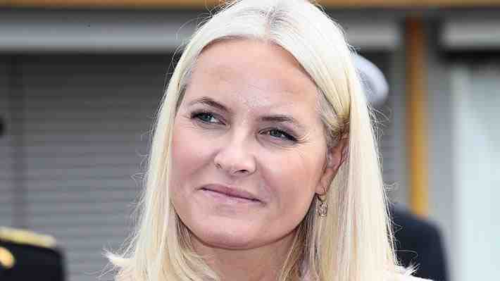 Princesa Mette-Marit de Noruega reconoce que se reunió varias veces con Jeffrey Epstein: "Debí haber investigado su pasado"