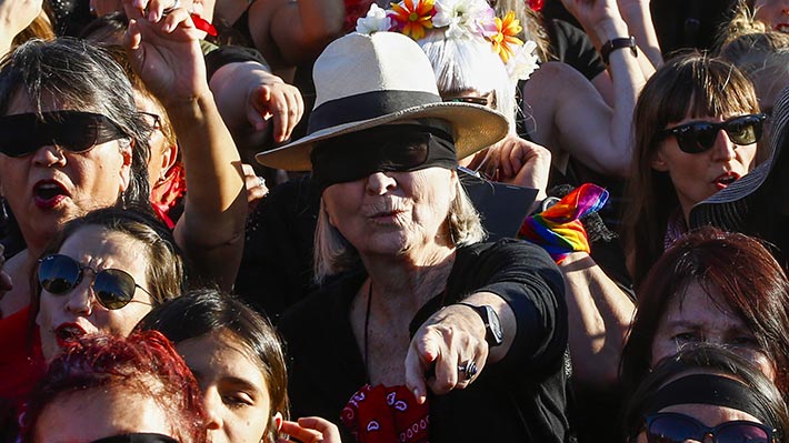 Galería I LasTesis Sénior: icónica intervención feminista congregó a mujeres mayores de 40 frente al Estadio Nacional