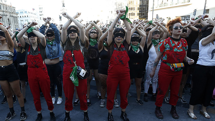 Futbolista mexicano ofrece disculpas tras burlarse de himno feminista chileno: "Acataremos las medidas que tome el club"