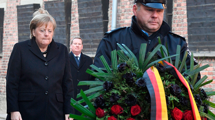 Merkel visita Auschwitz por primera vez y afirma que la memoria de los crímenes nazis es "inseparable" de la identidad alemana