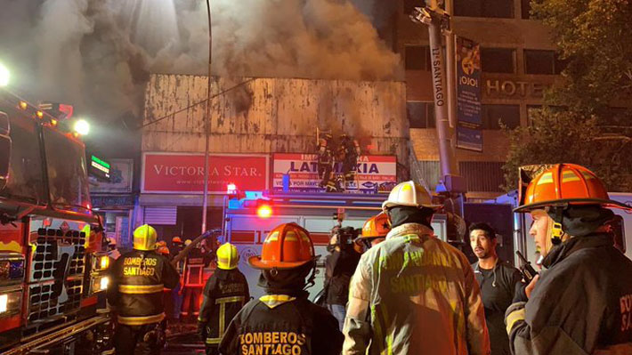 Incendio de gran magnitud afectó a locales comerciales en Santiago centro