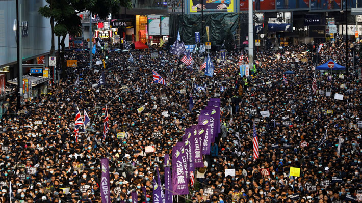 A seis meses del inicio de las protestas: Multitudinaria manifestación en Hong Kong por los DD.HH.