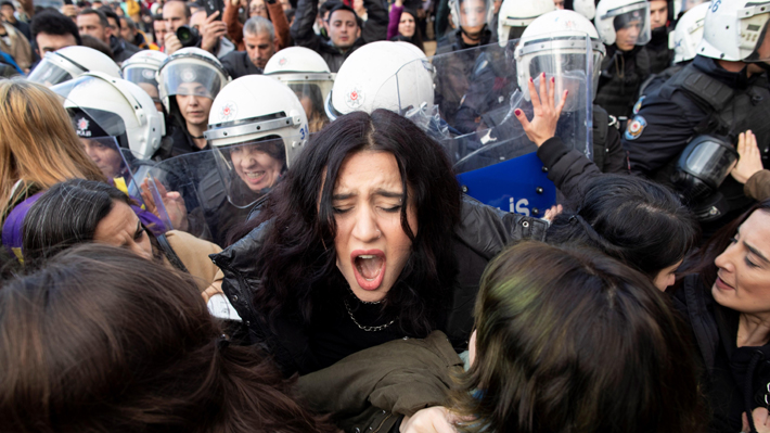 Policía dispersa y detiene a mujeres que representaban la performance feminista de LasTesis en Turquía