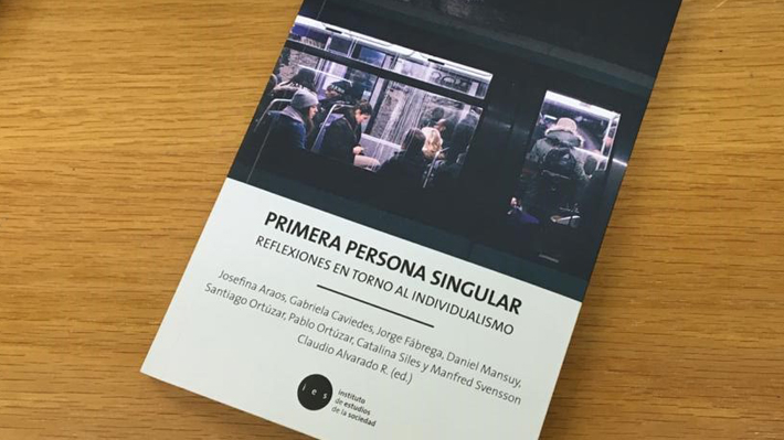 "Primera persona singular": Lanzan libro con ensayos sobre la crisis social en Chile