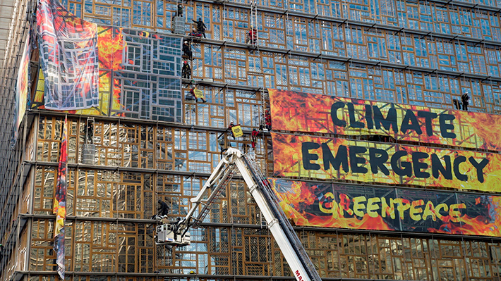 Manifestaciones medioambientales: Miembros de organización cuelgan pancarta en contra de "emergencia climática"