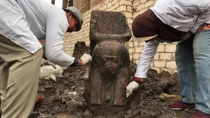 Egipto anuncia el descubrimiento de un "raro" busto del faraón Ramsés II cerca de Giza