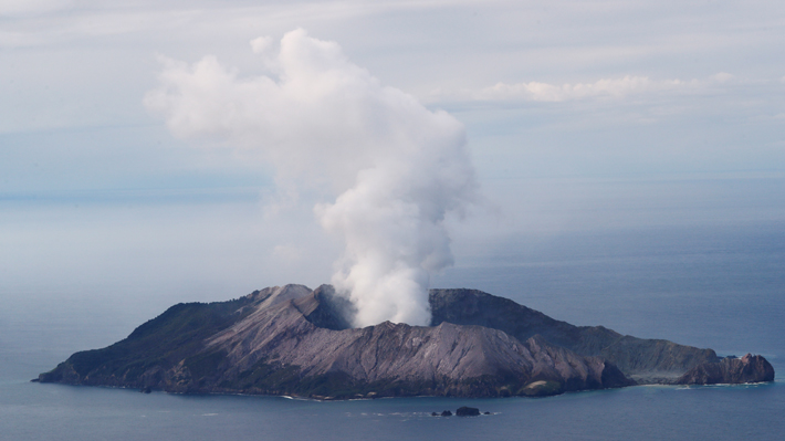 Militares neozelandeses llevarán a cabo peligrosa misión en volcán para recuperar los cadáveres