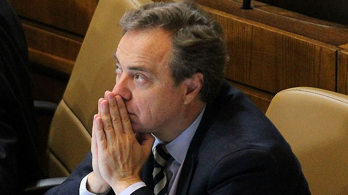 Comisión ética de diputados sanciona al parlamentario Francisco Eguiguren por "infracción al deber de probidad"
