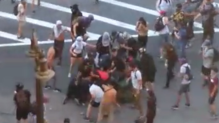 Carabineros denuncia brutal agresión contra funcionario cerca de Plaza Italia: "Lo intentaron asesinar"