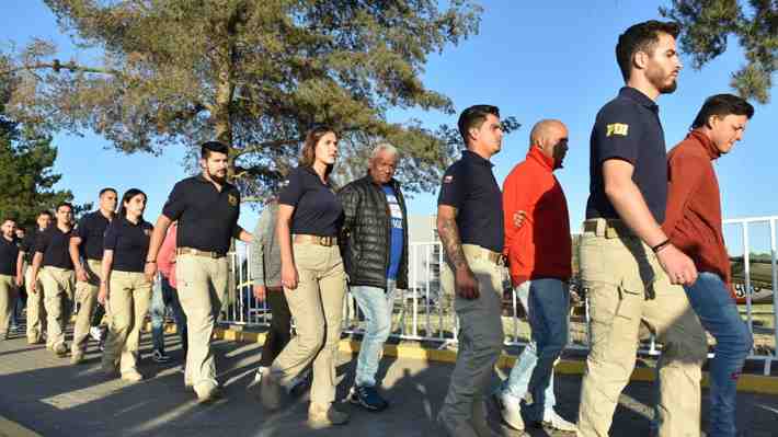 Gobierno expulsa del país a 12 extranjeros irregulares que participaron en saqueos durante el estallido social