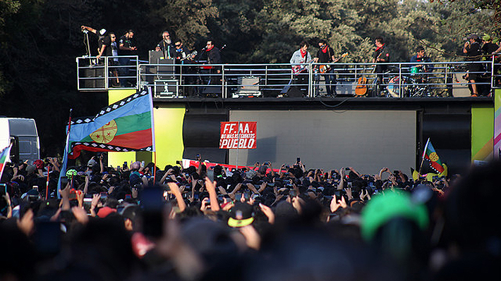 Miles de personas llegan hasta Plaza Italia para presenciar concierto de Inti Illimani, Illapu y Los Bunkers