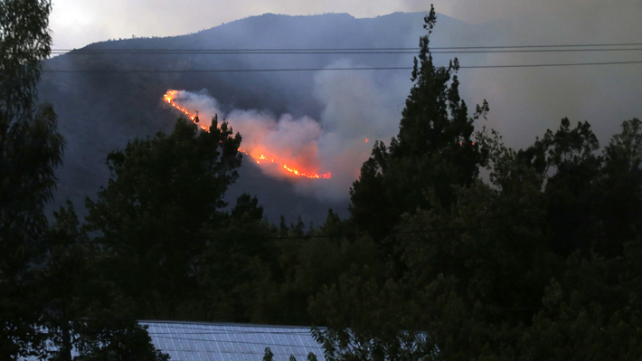 Incendio forestal que afecta al Cajón del Maipo ha consumido 640 hectáreas de vegetación