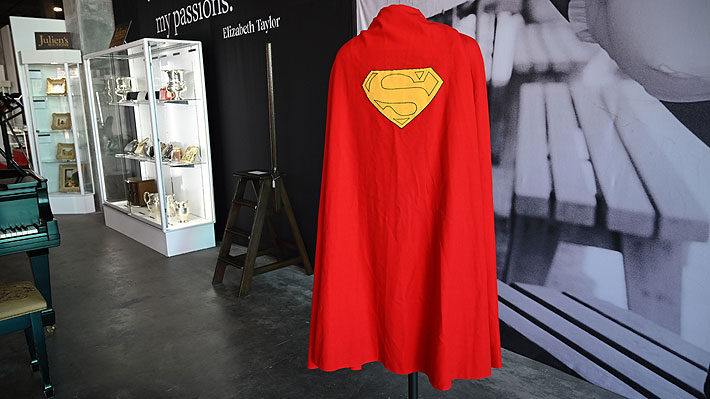 Subastan por más de $146 millones una capa utilizada por Christopher Reeve en la primera película de "Superman"
