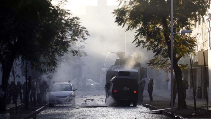 Colegio Chileno de Químicos acusa "falta de rigurosidad" en informe sobre líquido del carro lanzaguas de Carabineros