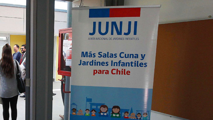 Denuncian que educadoras de párvulos hicieron celebración con "vedettos" en jardín de la Junji