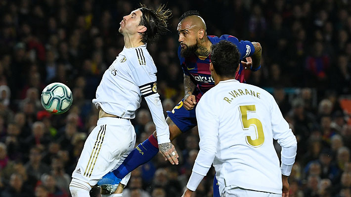 Vidal jugó casi todo el 2° tiempo en el empate entre Barcelona y Real Madrid que mantiene a ambos compartiendo la cima