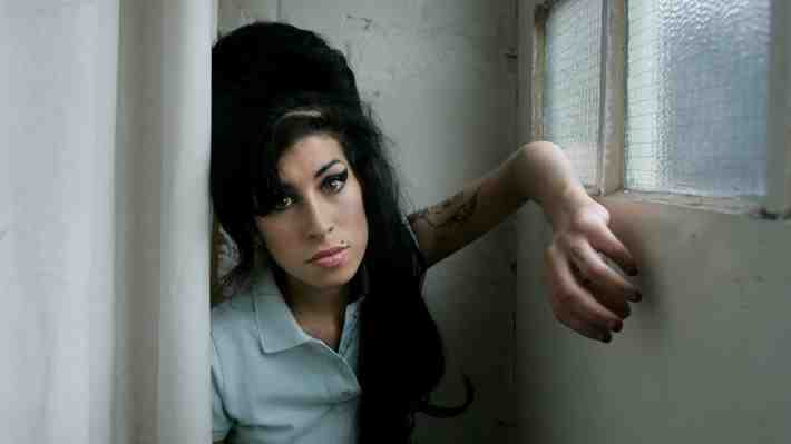 Museo de los Grammy realizará una retrospectiva de Amy Winehouse con atuendos que luego se subastarán