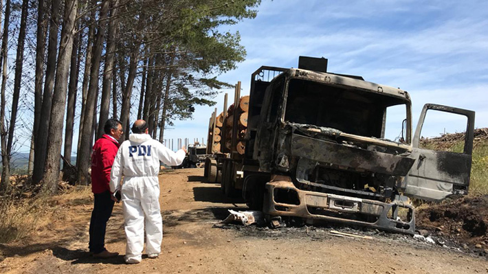 Ataque culmina con siete camiones quemados en La Araucanía: En el lugar se halló un lienzo de la CAM