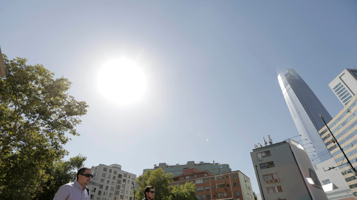 Meteorología alerta altas temperaturas entre Valparaíso y Ñuble: Máximas en la RM fluctuarán entre los 34° y 36°