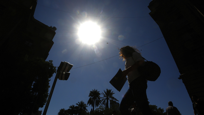 Hasta 36° se esperan hoy en la RM: Salud entregó recomendaciones por altas temperaturas y radiación UV