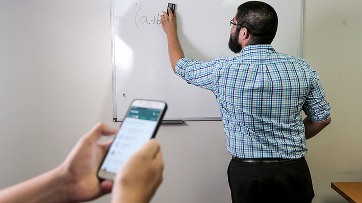 Comunidad de Madrid prohíbe celulares en salas de clases para mejorar resultados académicos y frenar el ciberacoso