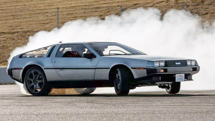 Crean un DeLorean autónomo capaz de realizar increíbles piruetas en la pista