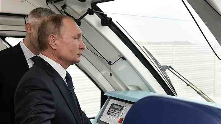 Putin inaugura polémico ferrocarril que conecta a Rusia continental con Crimea