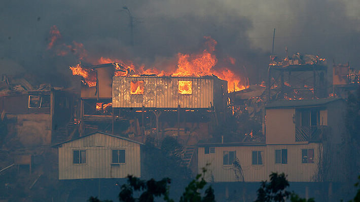 Incendio en Valparaíso: Onemi confirma que hay más de 100 viviendas dañadas y municipio abre dos albergues