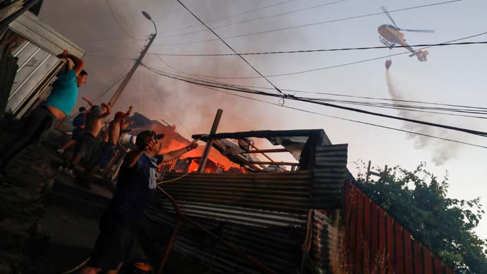 Onemi: 11 helicópteros, 20 brigadas y 5 aviones trabajarán para controlar incendio en Valparaíso