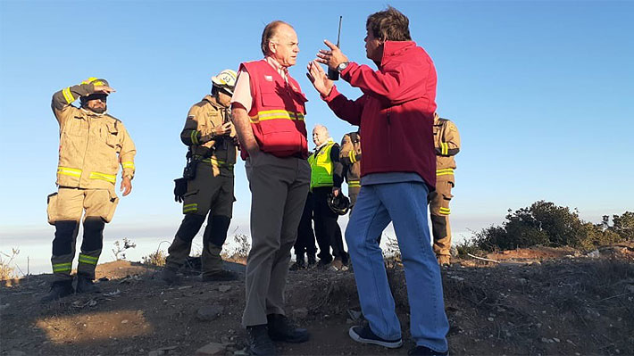 Ministro Walker por incendios en Rocuant y San Roque: "Hay altísimas probabilidades de que sean intencionales"