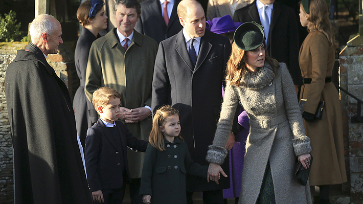 El príncipe George y su hermana Charlotte hacen su debut en tradicional desfile navideño junto a los duques de Cambridge
