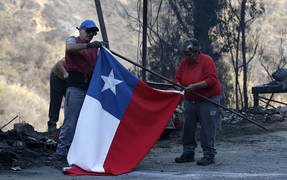 Galería: Así amanecieron los cerros Rocuant y San Roque afectados por los incendios en Valparaíso