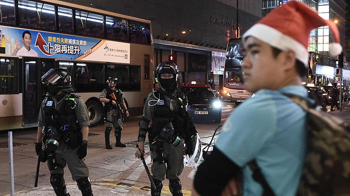 Vuelven los enfrentamientos a las calles de Hong Kong en Nochebuena