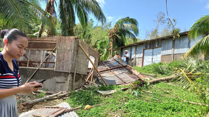 Tifón Phanfone deja al menos 16 muertos y cientos de turistas atrapados en Filipinas