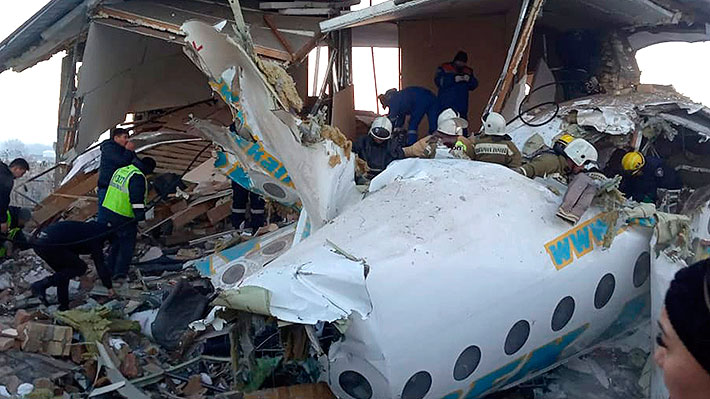 Al menos 9 muertos deja un avión con 100 pasajeros al estrellarse contra pequeño edificio en Kazajistán
