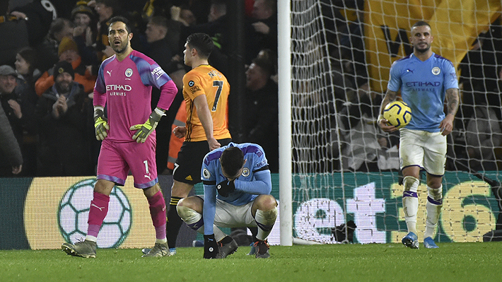 Bravo ingresó inesperadamente en increíble derrota del City ante el "Wolves" que lo aleja aún más del líder Liverpool