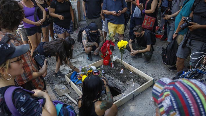 Autopsia podría confirmar hoy la identidad de la persona fallecida el viernes cerca de Plaza Baquedano