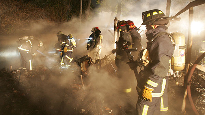 Cinco personas murieron en incendio que consumió ocho viviendas en la comuna de La Granja