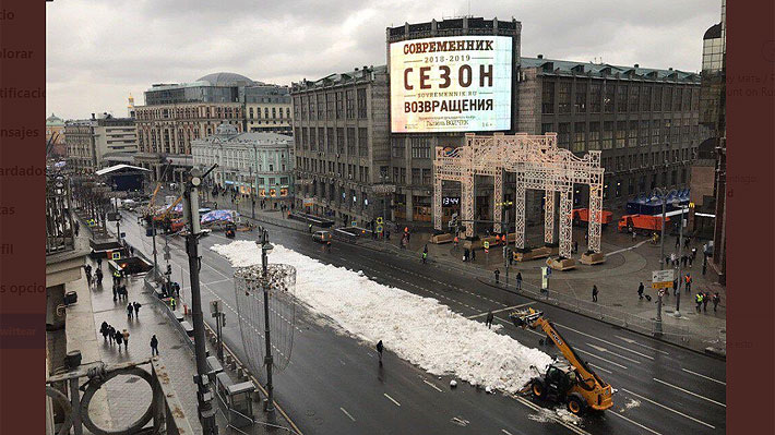 Invierno extrañamente suave lleva a autoridades a cubrir el centro de Moscú con nieve artificial para recibir el 2020