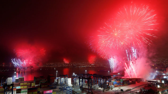 Con menos espectacularidad que otros a&ntilde;os se vivi&oacute; el show pirot&eacute;cnico en Valpara&iacute;so