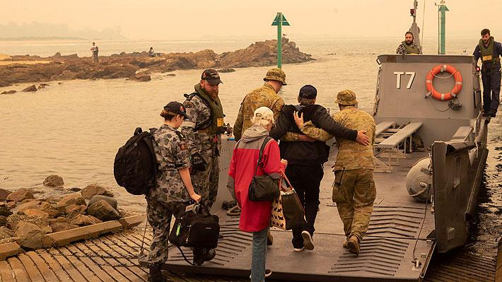 Comienza evacuación por mar de afectados por incendios en Australia con buques militares