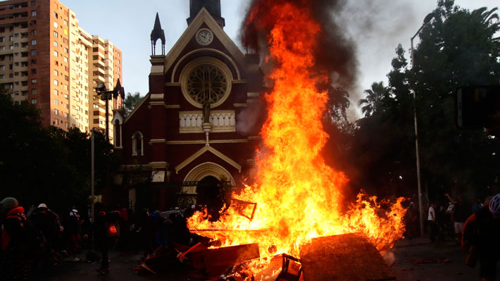 Oposición emplaza al Gobierno tras incendio en iglesia de Carabineros: "Tiene que reponer el control del orden público"