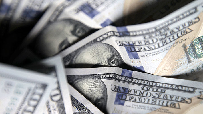 Dólar se dispara más de $16 en Chile ante escalada de conflicto EE.UU.-Irán y pausa en intervención del Banco Central