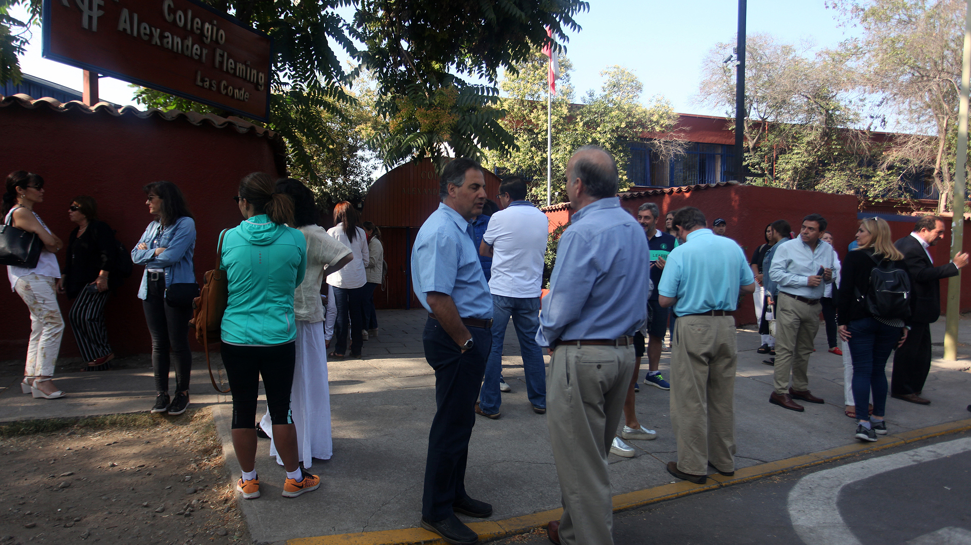 Apoderados llegaron esta mañana a locales de rendición de la PSU: Algunos portaban chalecos amarillos