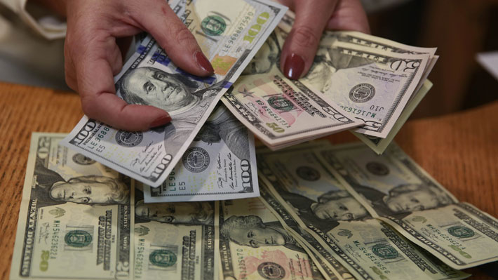 Dólar retrocede tras fuerte alza de ayer y logra cerrar por debajo del nivel de los $770 en Chile