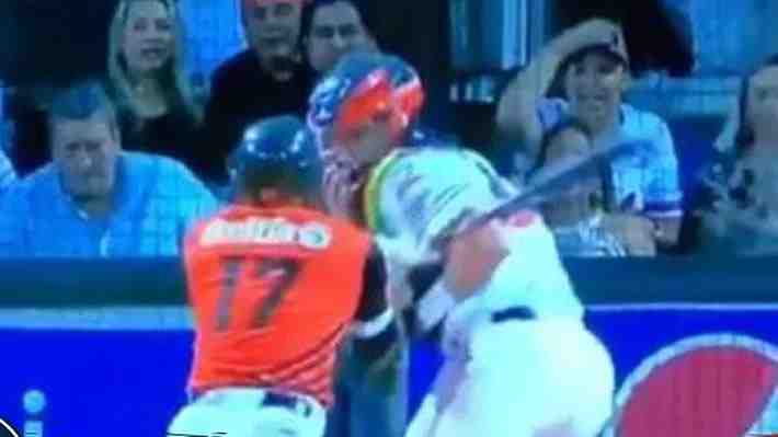 Insólita pelea en el béisbol: Jugador ataca con el bate a un rival y se desata una batalla entre los equipos