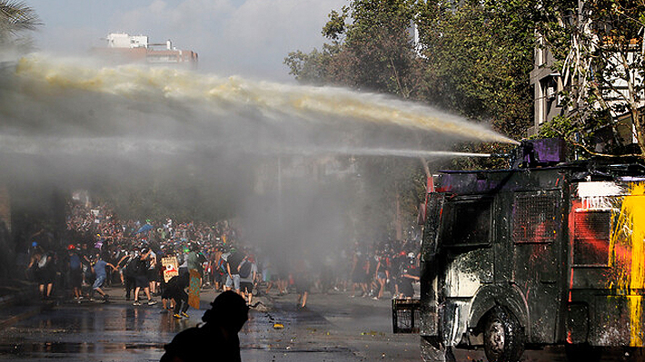 Carabineros reconoce "coloración inusual" en líquido de carro lanza aguas tras denuncias de manifestantes