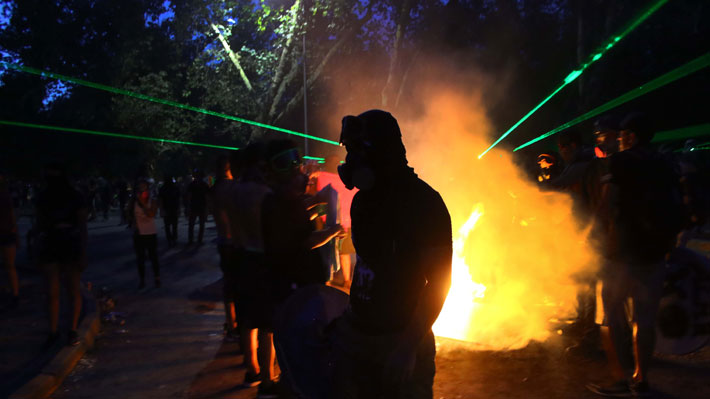 Cuarta noche de desórdenes en Pudahuel, bus quemado y "coloración inusual" del lanzaaguas en protestas en Santiago