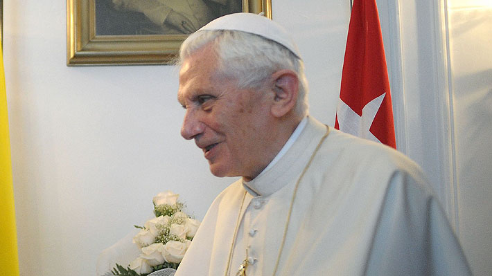 Benedicto XVI pide al papa que abandone la idea de la ordenación de hombres casados